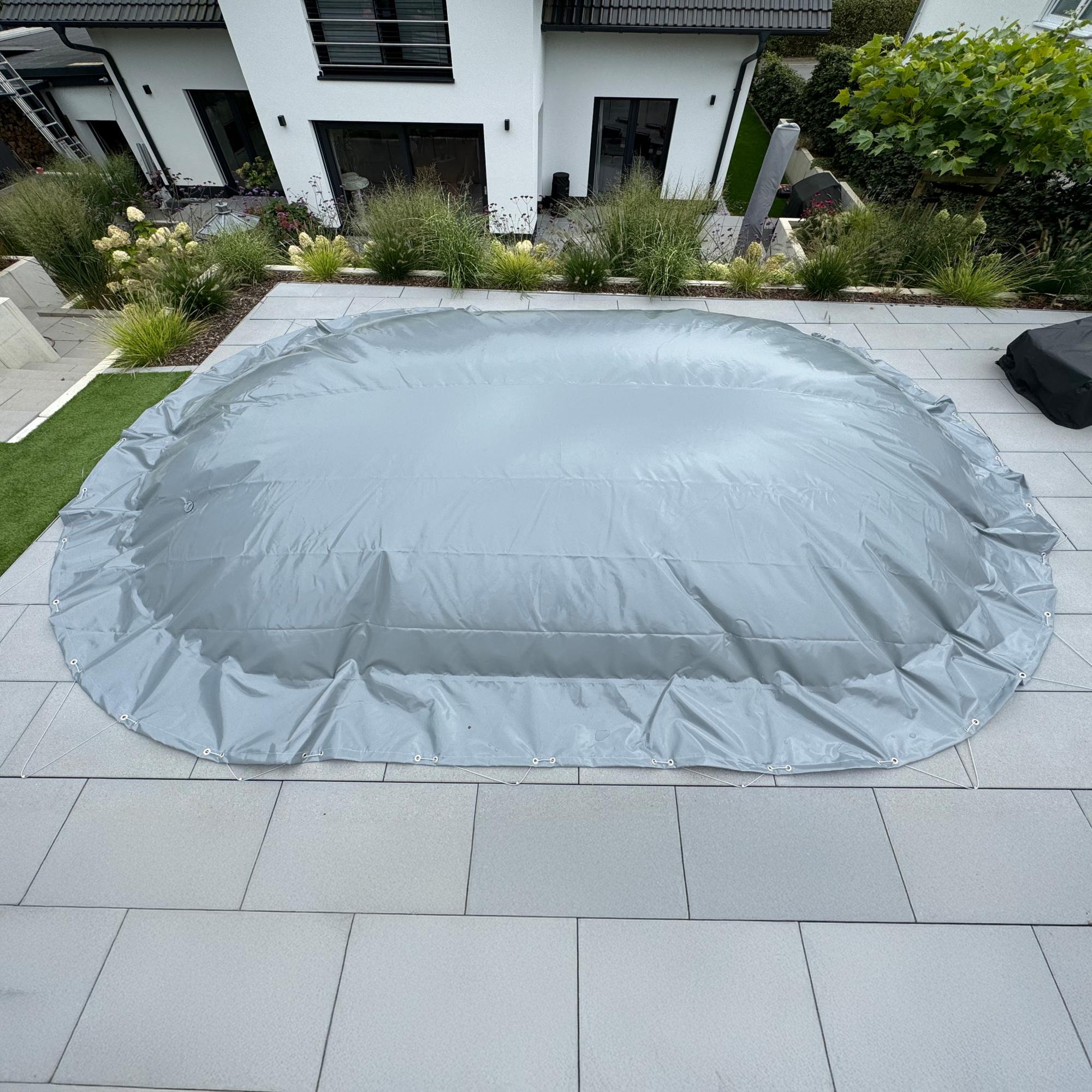 Luftkissen Poolabdeckung, aufblasbare Abdeckplane oval 490 x 300 cm grau mit Ösen und Spannseil