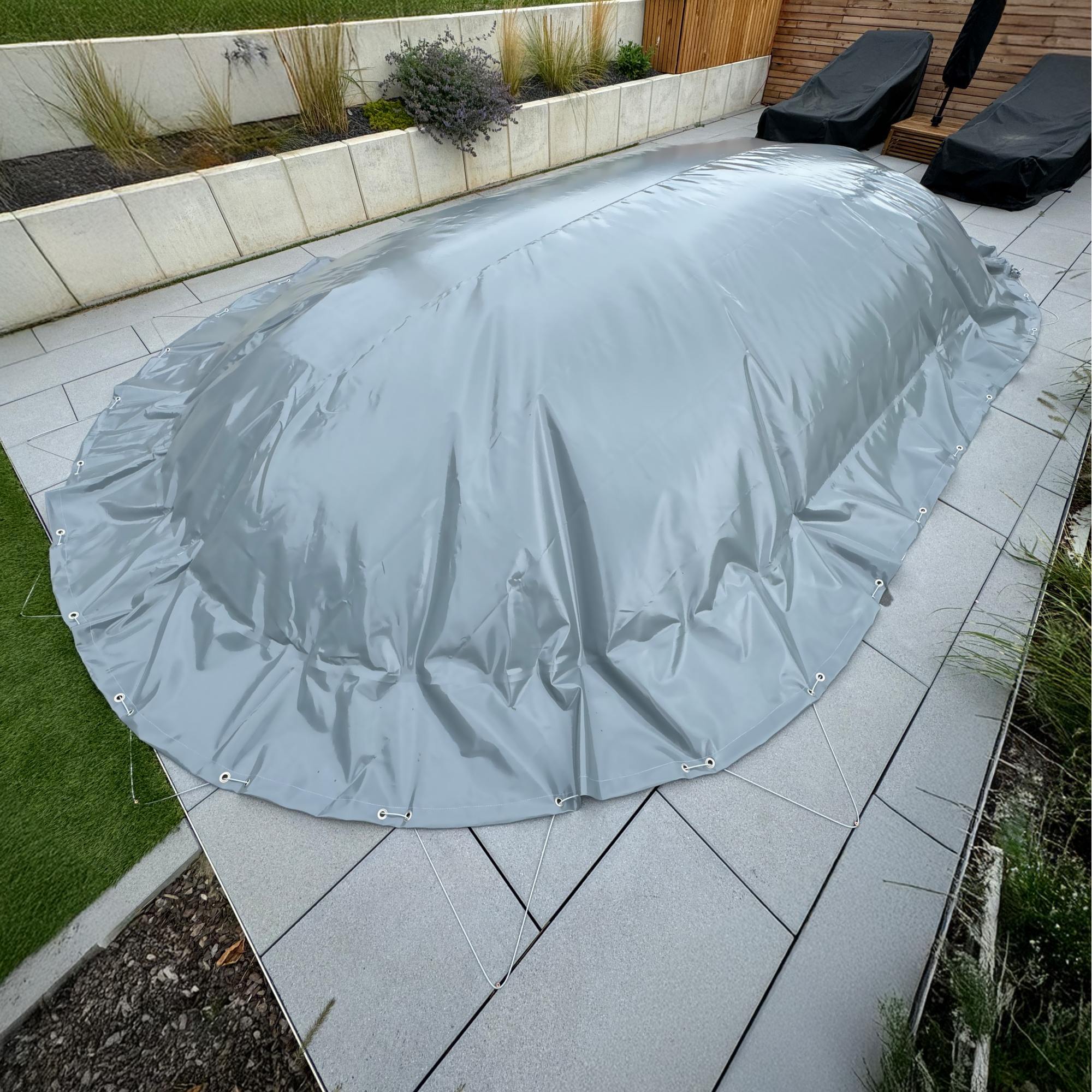 Luftkissen Poolabdeckung, aufblasbare Abdeckplane oval 490 x 300 cm grau mit Ösen und Spannseil