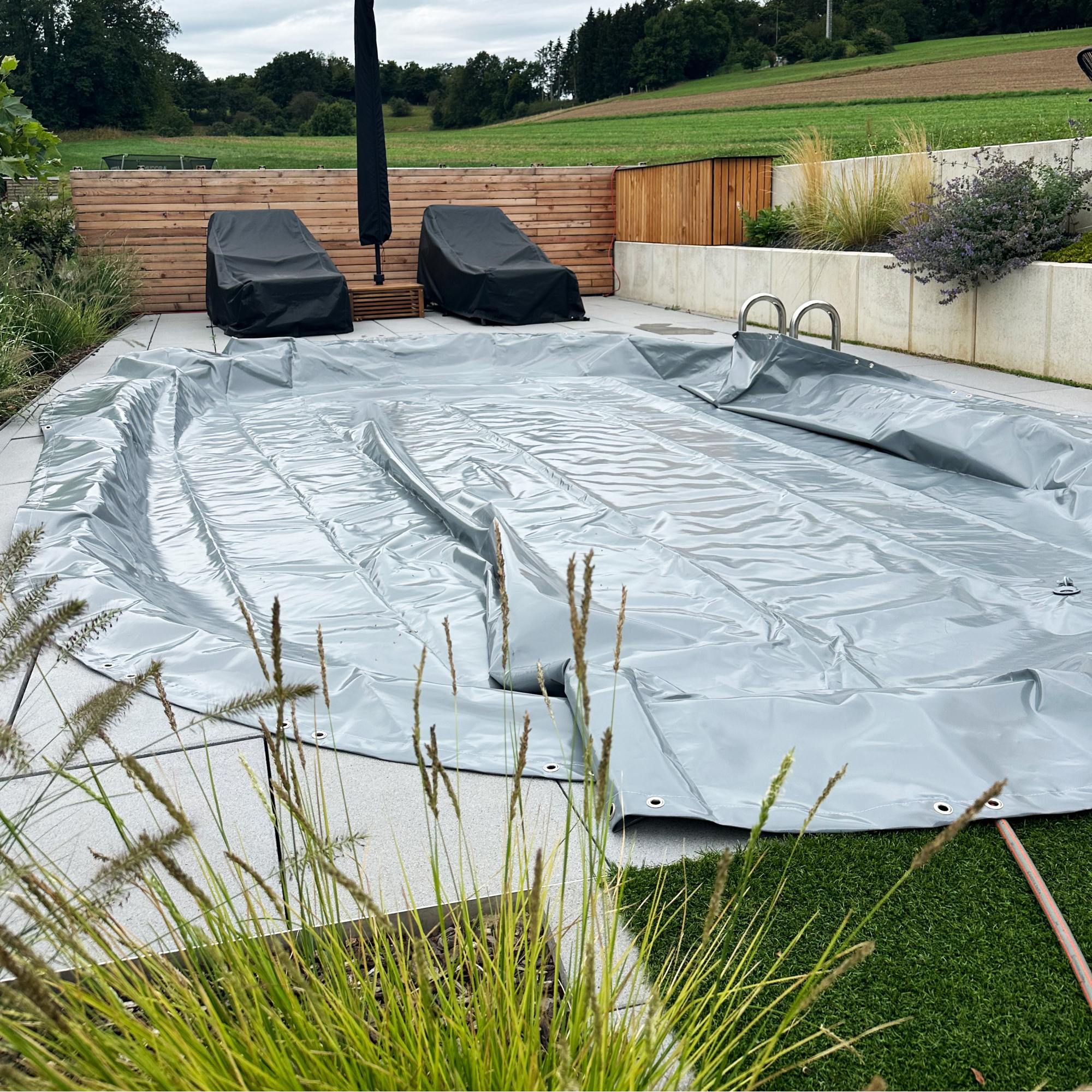 Luftkissen Poolabdeckung, aufblasbare Abdeckplane oval 490 x 300 cm grau mit Ösen und Spannseil